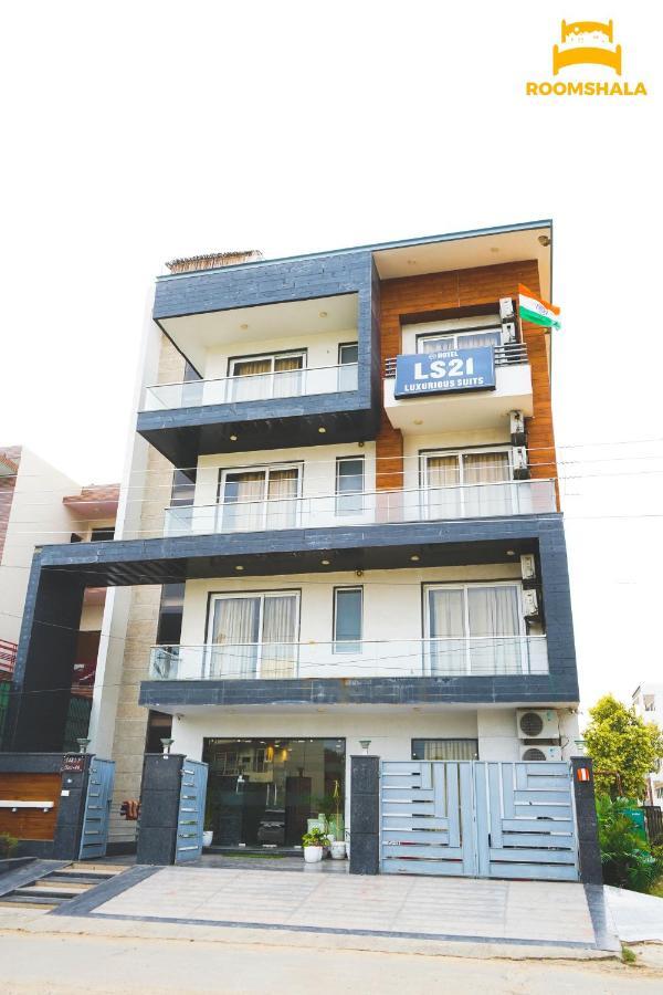 Hotel Ls 21 Badshahpur ภายนอก รูปภาพ